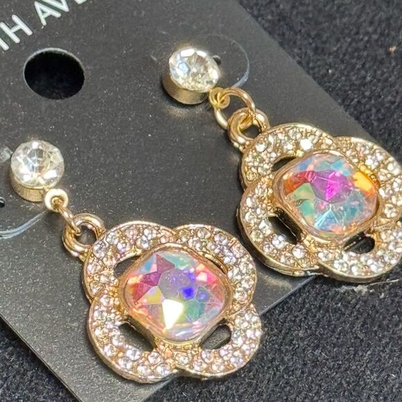 Saks Fifth Avenue Elegant Gold and AB Crystal Center Clover Floral Earring 1.5in - Picture 2 of 8